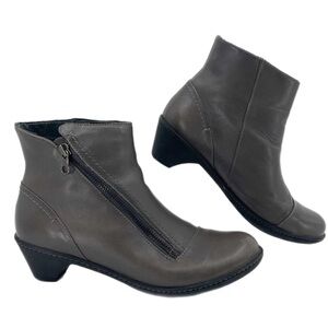 Dansko Black & Gray Leather Ankle Boots & Booties Round Toe, Zip Closure🔥